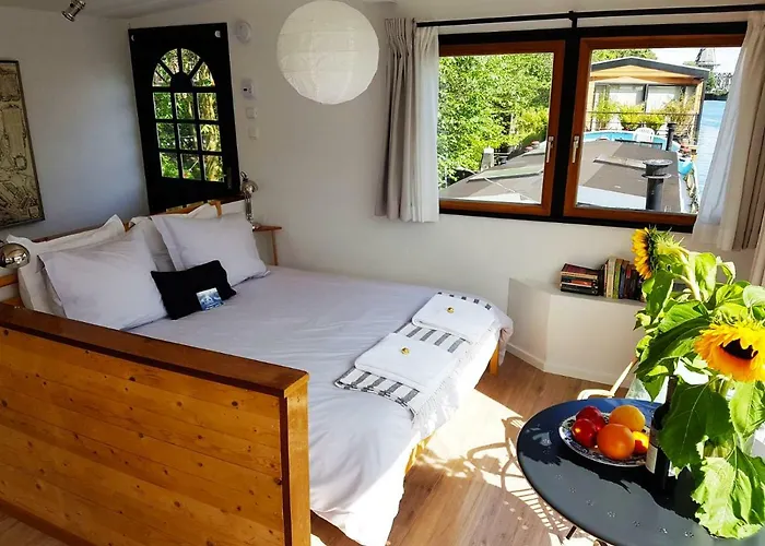 Houseboat Concordia B&B